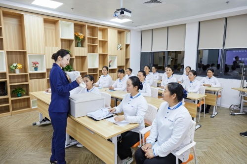 輕喜到家 互聯(lián)網(wǎng)自營(yíng)家政如何顛覆傳統(tǒng)中介模式